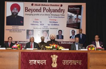 ’बियॉन्ड पॉलीएंड्री- चेंजिंग प्रोफाइल ऑफ एन एथनिक हिमालयन ट्राइब’ पुस्तक का विमोचन कार्यक्रम में प्रतिभाग करते हुए राज्यपाल।