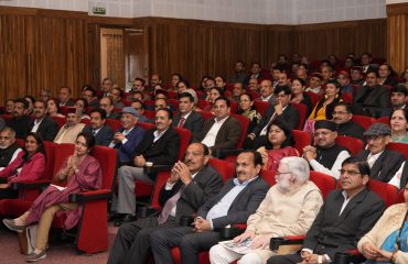 ’बियॉन्ड पॉलीएंड्री- चेंजिंग प्रोफाइल ऑफ एन एथनिक हिमालयन ट्राइब’ पुस्तक का विमोचन कार्यक्रम में प्रतिभाग करते हुए राज्यपाल।