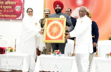राज्यपाल को सम्मानित करते हुए ब्रह्माकुमारीज संगठन के पदाधिकारी।