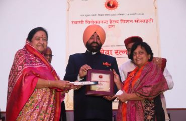 Governor honoring the doctors who worked with selfless service on the occasion of a program organized in New Delhi.