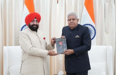 नई दिल्ली में उपराष्ट्रपति श्री जगदीप धनखड़ से शिष्टाचार भेंट करते हुए राज्यपाल।