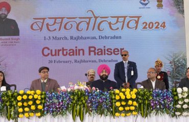राजभवन में शुरू हो रहे तीन दिवसीय वसंतोत्सव-2024 के बारे में विस्तृत जानकारी देते हुए राज्यपाल ।
