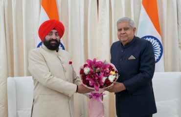 नई दिल्ली में उपराष्ट्रपति श्री जगदीप धनखड़ से शिष्टाचार भेंट करते हुए राज्यपाल।
