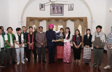 Governor presenting memento to the students living in Uttarakhand on the foundation day of Arunachal Pradesh and Mizoram state at Raj Bhawan.