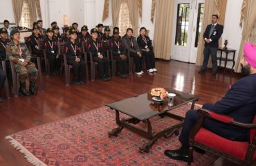 ‘‘राष्ट्रीय एकता यात्रा’’ पर आए टेंग्नौपाल, मणिपुर के छात्र-छात्राओं से शिष्टाचार भेंट करते हुए राज्यपाल।