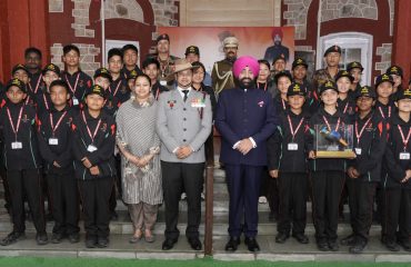‘‘राष्ट्रीय एकता यात्रा’’ पर आए टेंग्नौपाल, मणिपुर के छात्र-छात्राओं से शिष्टाचार भेंट करते हुए राज्यपाल।