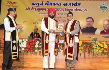 राज्यपाल को स्मृति चिन्ह भेंट करते हुए कुलपति एन.के.जोशी।