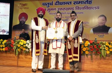 छात्र-छात्राओं को डिग्री प्रदान करते हुए राज्यपाल।