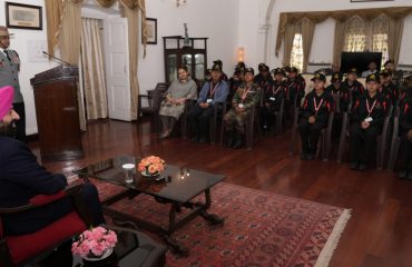 ‘‘राष्ट्रीय एकता यात्रा’’ पर आए टेंग्नौपाल, मणिपुर के छात्र-छात्राओं से शिष्टाचार भेंट करते हुए राज्यपाल।