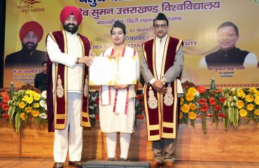 छात्र-छात्राओं को डिग्री प्रदान करते हुए राज्यपाल।