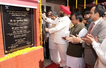 विश्वविद्यालय परिसर ऋषिकेश में बने नवीन ऑडिटोरियम का लोकार्पण करते हुए राज्यपाल।