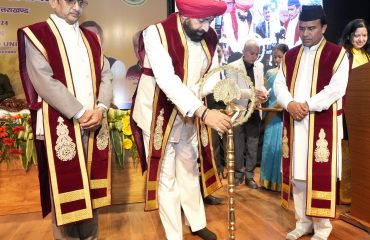 श्री देव सुमन उत्तराखण्ड विश्वविद्यालय के चतुर्थ दीक्षान्त समारोह का दीप प्रज्ज्वलित कर उद्घाटन करते हुए राज्यपाल।