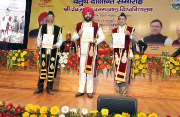 विश्वविद्यालय की स्मारिका का विमोचन करते हुए राज्यपाल।