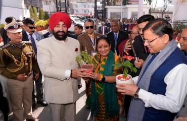 राज्यपाल का विधानसभा पहुंचने पर स्वागत करते हुए मुख्यमंत्री एवं विधानसभा अध्यक्ष।