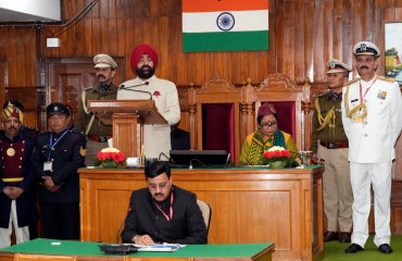 पंचम विधानसभा के प्रथम सत्र को संबोधित करते हुए राज्यपाल।