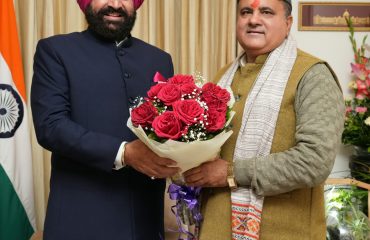 राज्यपाल से शिष्टाचार भेंट करते हुए प्रदेश से राज्यसभा के लिए निर्वाचित सांसद श्री महेंद्र भट्ट।