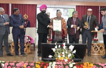Governor honoring people with “Uttarakhand Vigyan Purodha Samman”.