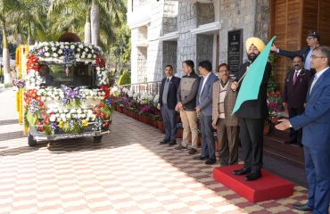 तीन दिवसीय वसंतोत्सव-2024 के प्रचार-प्रसार के लिए विशेष प्रचार वाहनों का फ्लैग ऑफ करते हुए राज्यपाल।