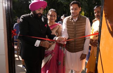 नवनिर्मित ‘‘राजलक्ष्मी गौशाला’’ का उद्घाटन करते हुए राज्यपाल।