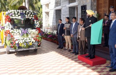 तीन दिवसीय वसंतोत्सव-2024 के प्रचार-प्रसार के लिए विशेष प्रचार वाहनों का फ्लैग ऑफ करते हुए राज्यपाल।