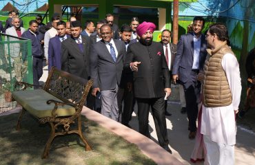 नवनिर्मित ‘‘राजलक्ष्मी गौशाला’’ का निरिक्षण करते हुए राज्यपाल।