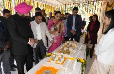 पंचकर्म एवं मर्म चिकित्सा का अवलोकन करते हुए राज्यपाल।