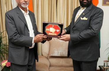 राज्यपाल ने राजभवन में विशेष कार्याधिकारी पद से सेवानिवृत्त हुए श्री बी.पी. नौटियाल को विदाई दी।