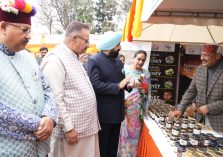 Governor visiting the stalls set up in Vasantotsav and getting information.;?>