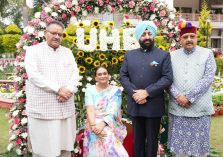 The Governor and first lady Mrs. Gurmeet Kaur get their photo clicked at the selfie point.;?>