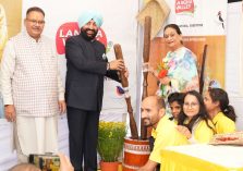 Governor visiting the stalls set up in Vasantotsav and getting information.;?>