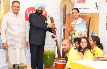 Governor visiting the stalls set up in Vasantotsav and getting information.
