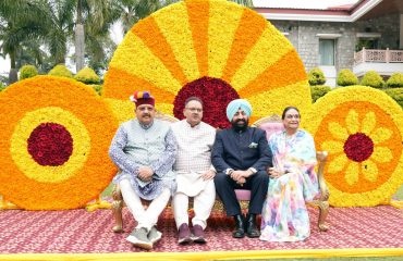 The Governor and first lady Mrs. Gurmeet Kaur get their photo clicked at the selfie point.
