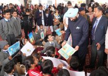 Governor looking at the paintings made by the children of different schools who had come to participate in the painting competition.;?>