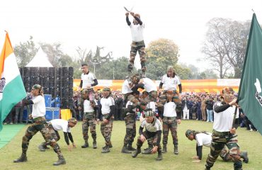 कराटे का अदभुत प्रदर्शन दिखाते हुए आईटीबीपी के जवान।