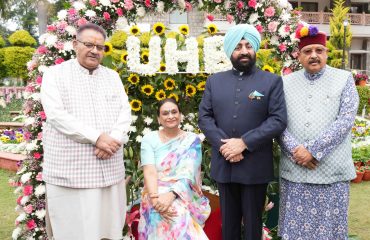 सेल्फी प्वाइंट में फोटो खिंचवाते हुए राज्यपाल एवं उनकी धर्म पत्नी श्रीमती गुरमीत कौर।