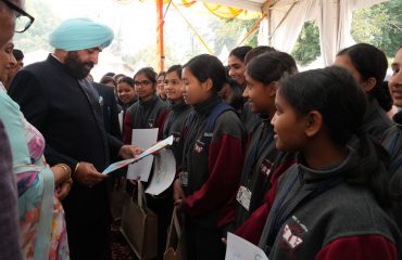 पेंटिंग प्रतियोगिता में प्रतिभाग करने आए विभिन्न स्कूलों के बच्चों द्वारा बनायी गई पेंटिंग को निहारते हुए राज्यपाल।