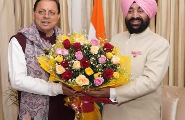 राजभवन में राज्यपाल लेफ्टिनेंट जनरल गुरमीत सिंह (से नि) से भेंट करते हुए मुख्यमंत्री श्री पुष्कर सिंह धामी।