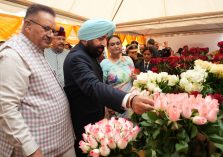 Governor visiting the grand exhibition of flowers and getting information.;?>