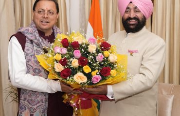 Chief Minister Shri Pushkar Singh Dhami meeting Governor Lt Gen Gurmit Singh (Retd) at Raj Bhawan.