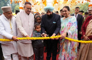 वसंतोत्सव-2024 का शुभारंभ करते हुए राज्यपाल।