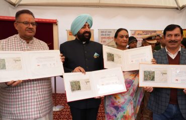 ‘’थुनेर’’ के विशेष डाक आवरण का विमोचन करते हुए राज्यपाल।