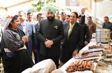 औद्यानिक गतिविधियों से जुड़े गैर सरकारी संस्थाओं/स्वयं सहायता समूहों द्वारा लगाये गये स्टॉलों का भ्रमण कर जानकारी प्राप्त करते हुए राज्यपाल।