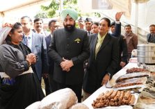 Governor visiting the stalls set up by NGOs/self-help groups related to horticulture activities and obtaining information.;?>