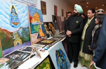 राजभवन में लगी आर्ट गैलरी और फोटो प्रदर्शनी का अवलोकन करते हुए राज्यपाल।
