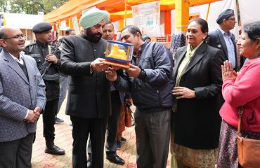 औद्यानिक गतिविधियों से जुड़े गैर सरकारी संस्थाओं/स्वयं सहायता समूहों द्वारा लगाये गये स्टॉलों का भ्रमण कर जानकारी प्राप्त करते हुए राज्यपाल।