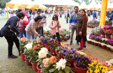 पुष्प प्रदर्शनी का अवलोकन कर फोटो खींचते हुए लोग।