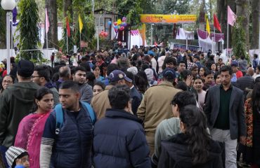वसंतोत्सव का लुप्त उठाते हुए लोगों में खासा उत्साह।