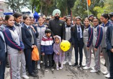 The Governor and first lady Mrs. Gurmeet Kaur with the students.;?>