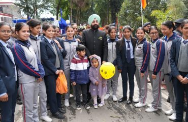 छात्रों के साथ राज्यपाल एवं उनकी धर्म पत्नी श्रीमती गुरमीत कौर।