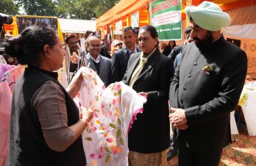 औद्यानिक गतिविधियों से जुड़े गैर सरकारी संस्थाओं/स्वयं सहायता समूहों द्वारा लगाये गये स्टॉलों का भ्रमण कर जानकारी प्राप्त करते हुए राज्यपाल।